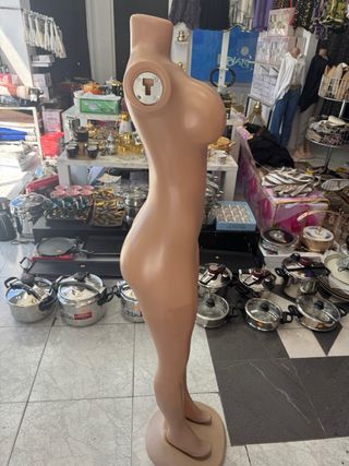 Maniquí femenino con base