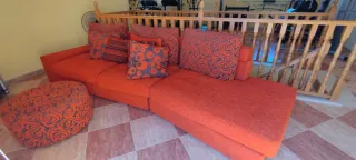 Sofá modular naranja y negro