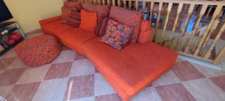Sofá modular naranja y negro