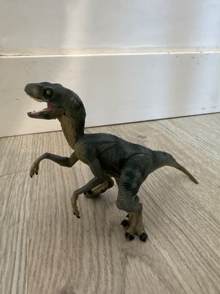 Dinosaurio con mandíbula articulada