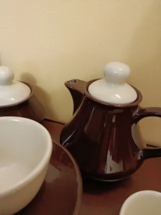 Juego de café de cerámica marrón y crema.