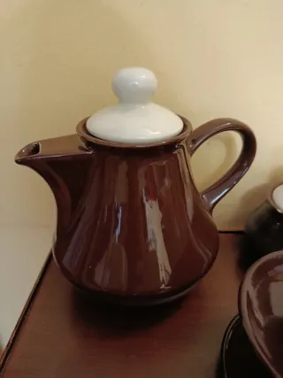 Juego de café de cerámica marrón y crema.