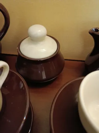 Juego de café de cerámica marrón y crema.