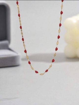 Collar oro y cuentas de aceite en rojo
