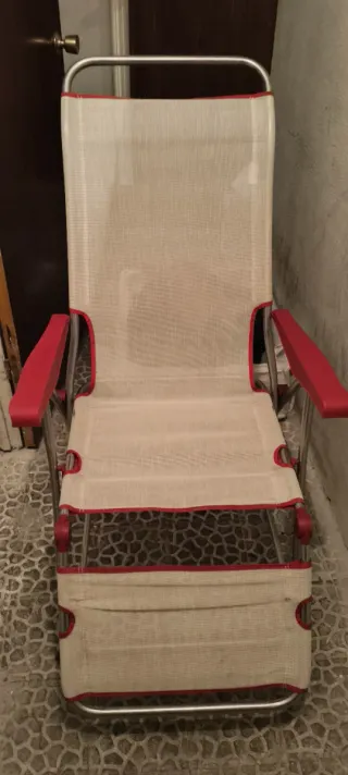 Sedia da spiaggia alta reclinabile con poggiapiedi