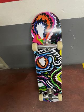 Monopatín con diseño colorido