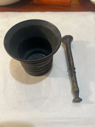 Mortero y maza de bronce