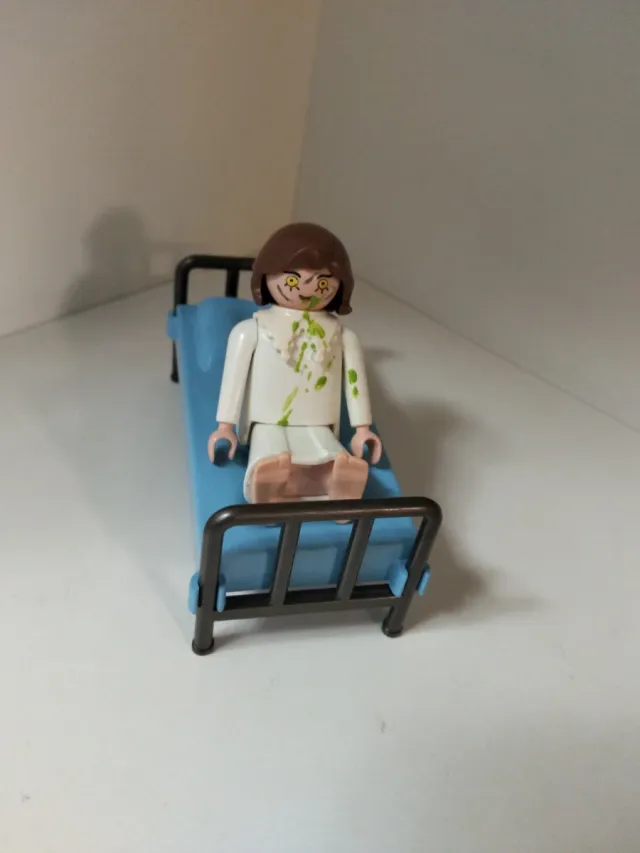 Playmobil niña del exorcista