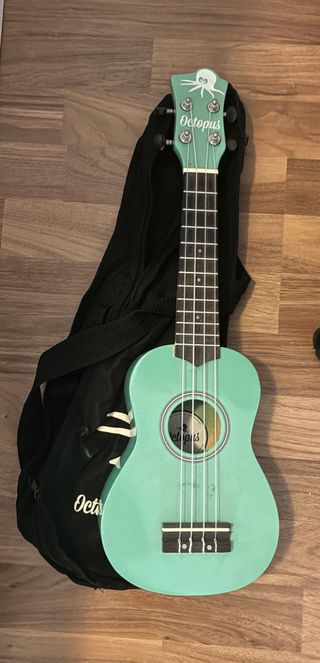 Ukulele verde con custodia Octopus