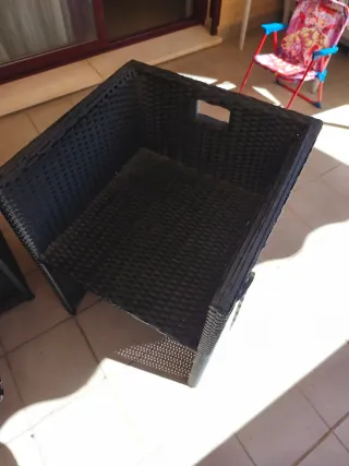 Mesa de terraza de ratán y cristal negro