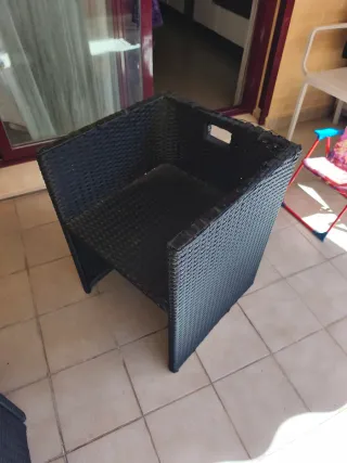 Mesa de terraza de ratán y cristal negro