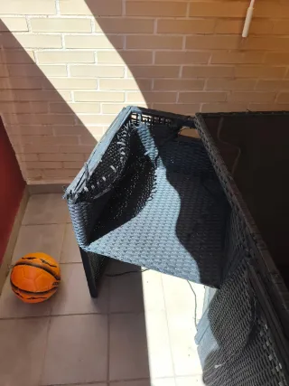 Mesa de terraza de ratán y cristal negro