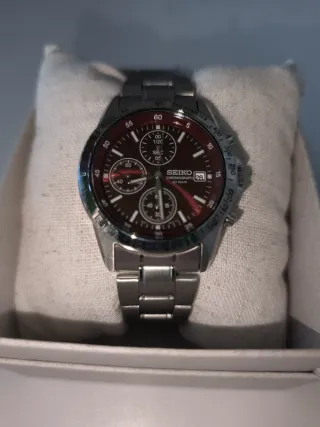 Reloj Seiko Cronógrafo Rojo y Plateado.