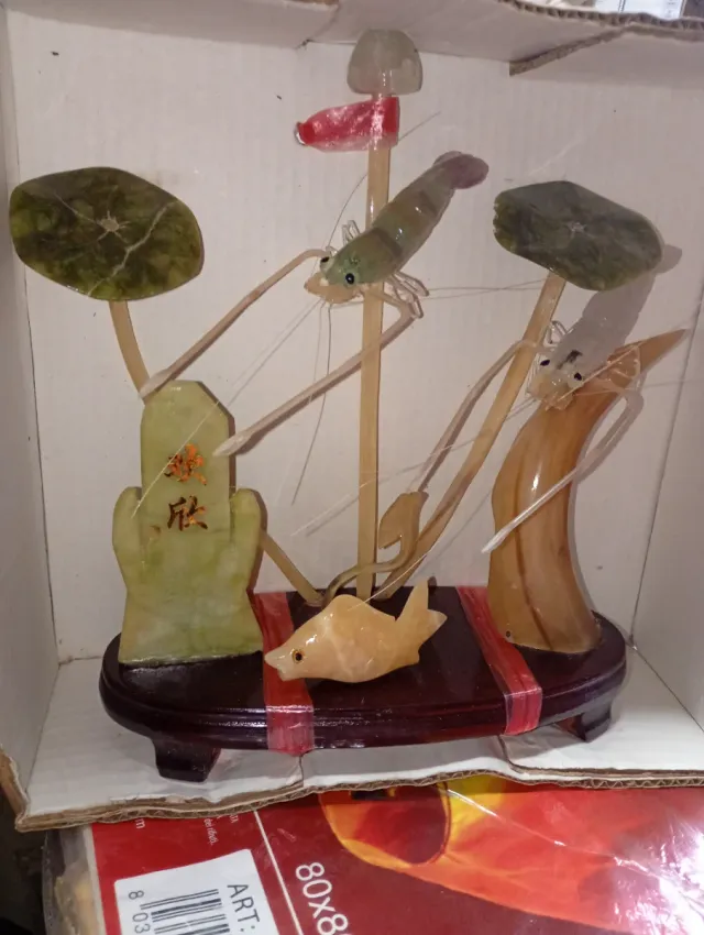 Oggetto decorativo cinese con pesci e gamberi