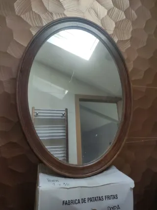 Espejo ovalado de  madera