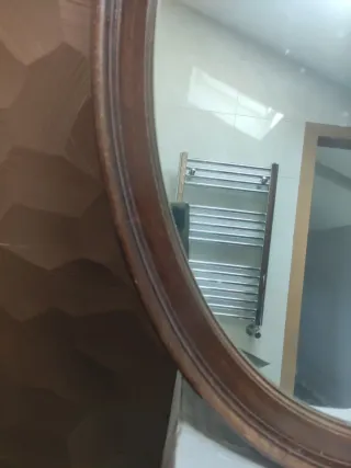 Espejo ovalado de  madera