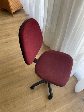 Silla de oficina con ruedas roja y negra