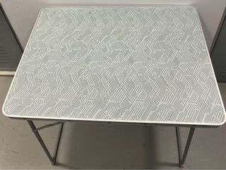 Mesa plegable de metal y plástico