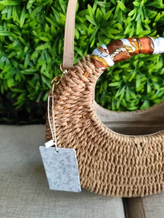Bolso de rafia redondo con pañuelo