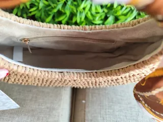 Bolso de rafia redondo con pañuelo