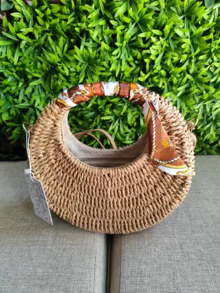 Bolso de rafia redondo con pañuelo