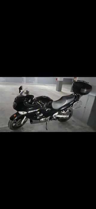 Suzuki GSX 750F Negra