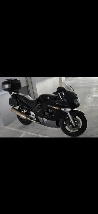 Suzuki GSX 750F Negra