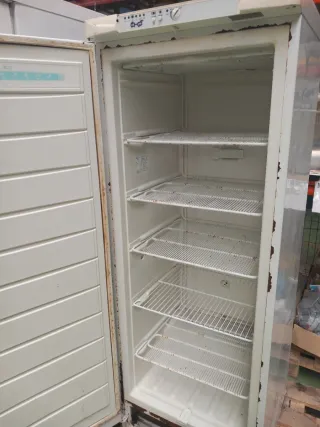 Congelador vertical blanco