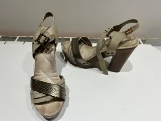 Zapatos tacón MTNG beige y dorado