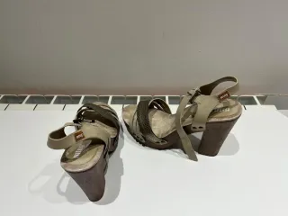 Zapatos tacón MTNG beige y dorado
