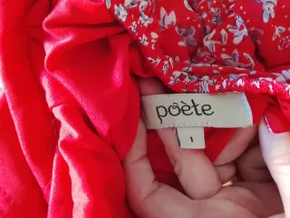 Vestido de verano rojo floral