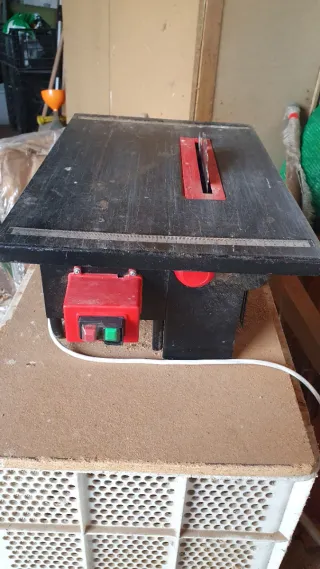 Sierra de mesa eléctrica compacta