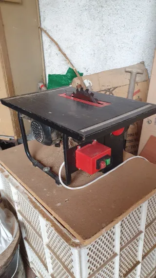 Sierra de mesa eléctrica compacta