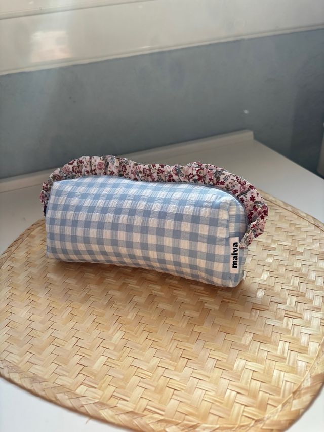 Estuche Malva Azul Volantito Flores