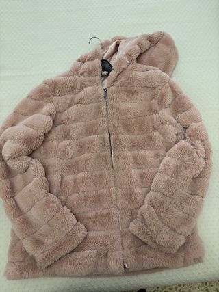 Chaqueta rosa de pelo sintético con capucha
