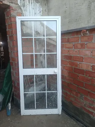 Puerta de aluminio con cristales