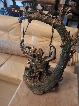 Escultura pareja columpiandose