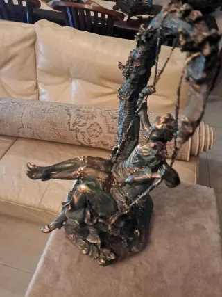 Escultura pareja columpiandose