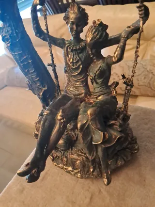 Escultura pareja columpiandose