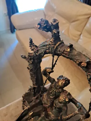 Escultura pareja columpiandose