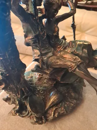 Escultura pareja columpiandose