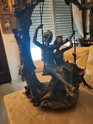Escultura pareja columpiandose
