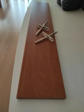 Estantería de madera y metal
