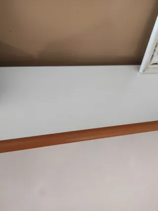 Estantería de madera y metal