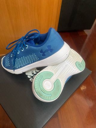 Zapatillas Under armour .  Talla 36