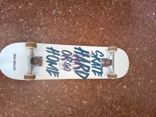 Skate blanco con diseño HOME OF HARD SKATE