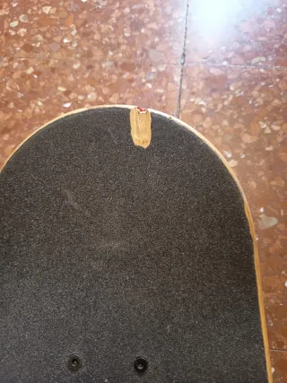 Skate blanco con diseño HOME OF HARD SKATE