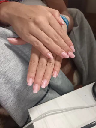 Se necesita modelo de uñas para prácticas,