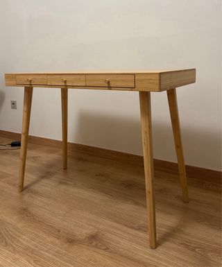 Escritorio de bambú con diseño moderno