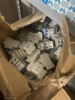 Lote material eléctrico en liquidación